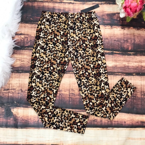 Pants - << PLUS Size Soft Leopard Leggings >>